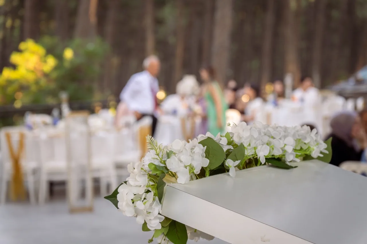 Beyaz çiçeklerle hazırlanmış davet alanı detayı